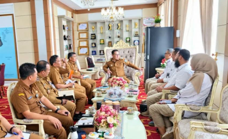 Wali Kota Sungai Penuh Alfin, S.H., menggelar koordinasi awal terkait rencana flyover Sungai Penuh Tapan bersama Pelaksana Tugas Kepala Balai Taman Nasional Kerinci Seblat (TNKS).(poto: istimewa).