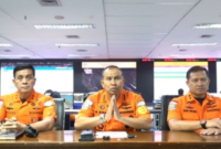 Deputi Operasi Basarnas Edy Prakoso (kiri) mengonfirmasi insiden maritim ini saat memberikan keterangan di Jakarta pada Selasa malam.(ist).