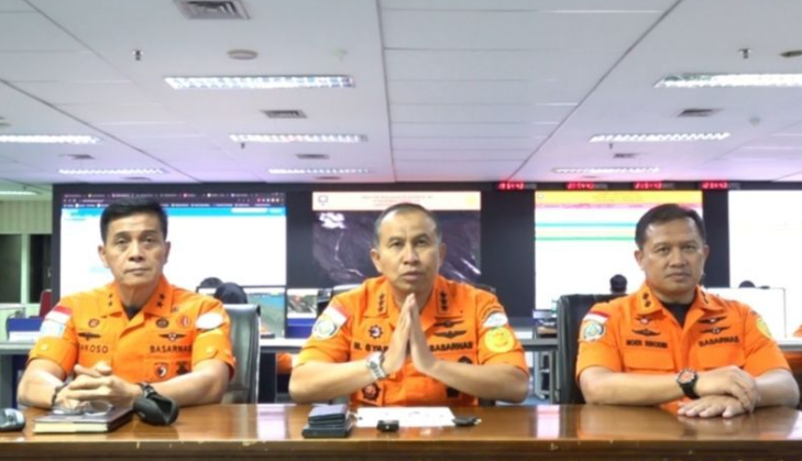 Deputi Operasi Basarnas Edy Prakoso (kiri) mengonfirmasi insiden maritim ini saat memberikan keterangan di Jakarta pada Selasa malam.(ist).