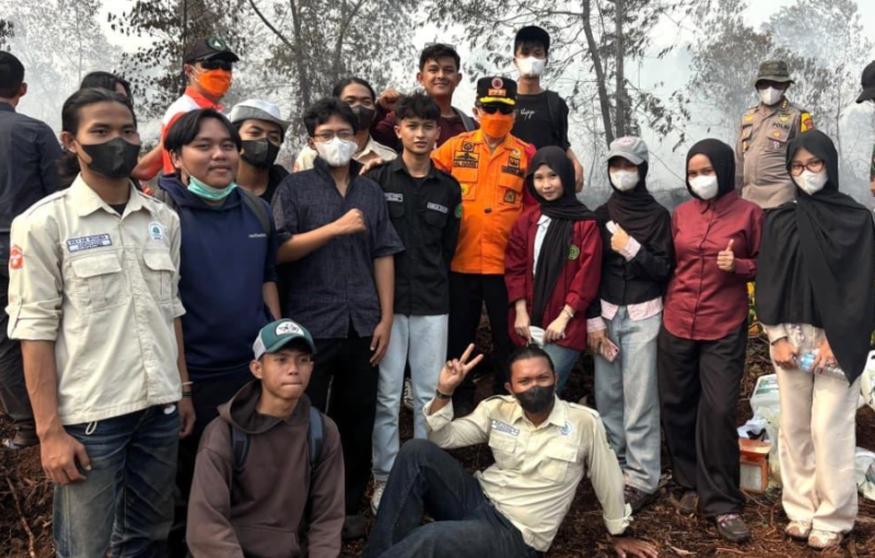 Gubernur Jambi Al Haris bersama Danrem 042/Garuda Putih Brigjen TNI Nyamin memberikan edukasi penanganan karhutla gambut kepada puluhan mahasiswa di kawasan Hutan Lindung Gambut (HLG) Londerang, Parit Culum, Tanjung Jabung Timur, Rabu (16/9).(poto: jambilink.id).