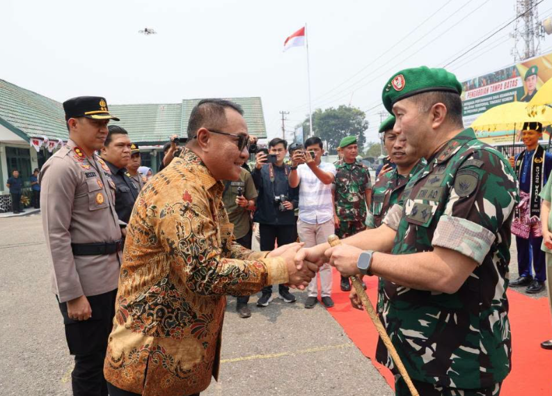 Wali Kota Sungai Penuh, Alfin, S.H., menyambut kunjungan kerja Pangdam XX/TIB, Mayjen TNI Arief Gajah Mada, S.E., M.M., pada Kamis (17/09).(poto: istimewa).