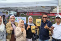 Wali Kota Sungai Penuh, Alfin, SH bersama Ketua Tim Penggerak PKK Kota Sungai Penuh, Sri Kartini Alfin menghadiri gelaran Festival Kopi Kerinci 2026 di Lapangan N10 Kayu Aro, Kabupaten Kerinci, Sabtu (19/9).(poto: istimewa).