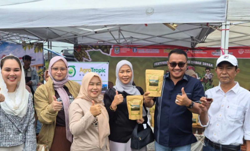 Wali Kota Sungai Penuh, Alfin, SH bersama Ketua Tim Penggerak PKK Kota Sungai Penuh, Sri Kartini Alfin menghadiri gelaran Festival Kopi Kerinci 2026 di Lapangan N10 Kayu Aro, Kabupaten Kerinci, Sabtu (19/9).(poto: istimewa).