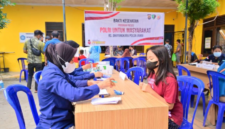 Rumah Sakit Bhayangkara Polda Jambi menggelar layanan pemeriksaan kesehatan gratis polda bagi warga Desa Kasang Pudak, Kecamatan Kumpeh Ulu, Kabupaten Muaro Jambi, Kamis.(poto: istimewa).