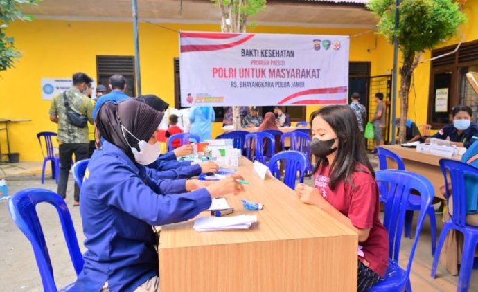 Rumah Sakit Bhayangkara Polda Jambi menggelar layanan pemeriksaan kesehatan gratis polda bagi warga Desa Kasang Pudak, Kecamatan Kumpeh Ulu, Kabupaten Muaro Jambi, Kamis.(poto: istimewa).