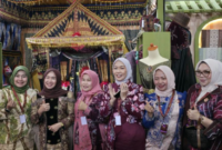 Ketua TP-PKK sekaligus Ketua Dekranasda Kota Sungai Penuh, Ny. Sri Kartini Alfin, S.Kep., Ns., menghadiri Pameran Kerajinan Nusantara (KRIYANUSA) 2026 di Jakarta pada Sabtu (26/9/2026).(poto: istimewa).