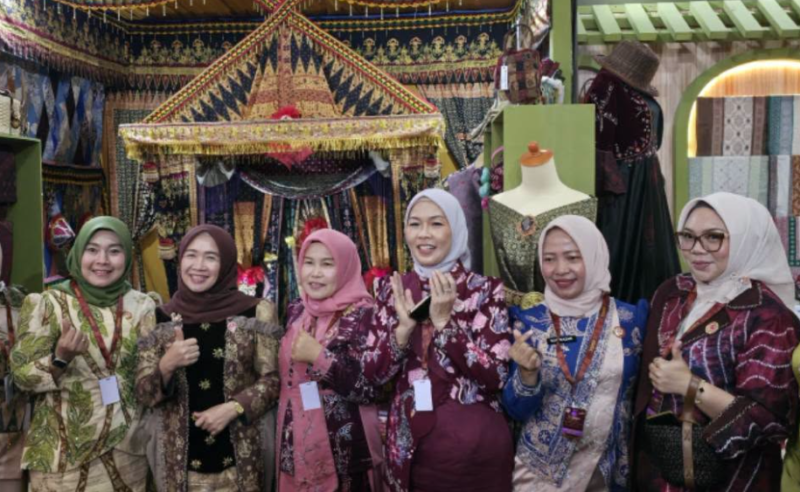Ketua TP-PKK sekaligus Ketua Dekranasda Kota Sungai Penuh, Ny. Sri Kartini Alfin, S.Kep., Ns., menghadiri Pameran Kerajinan Nusantara (KRIYANUSA) 2026 di Jakarta pada Sabtu (26/9/2026).(poto: istimewa).