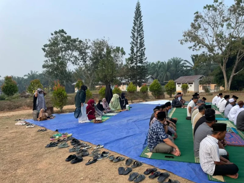PTPN IV Regional IV menggelar Salat Istisqa dan membagikan bantuan sembako untuk warga terdampak kemarau panjang di Kabupaten Batanghari.(poto: lihatjambi.com).