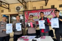 Personel Kepolisian Sektor (Polsek) Jelutung, Polresta Jambi, meringkus dua pria pelaku spesialis penipuan agen BRILink Jambi.(poto: istimewa).