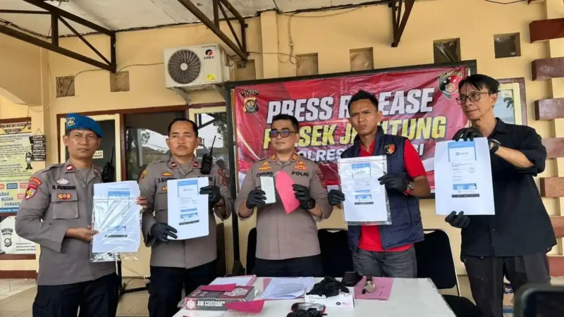 Personel Kepolisian Sektor (Polsek) Jelutung, Polresta Jambi, meringkus dua pria pelaku spesialis penipuan agen BRILink Jambi.(poto: istimewa).