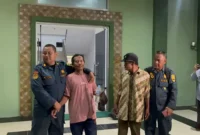Tauhid (63), seorang petani cabai, malam itu masih mengenakan sepatu boot dan kaus yang tampak lusuh ketika dibawa ke Korem 042/Garuda Putih (Gapu) Jambi, Rabu (2/9/2026) malam.(poto: jambitribun).