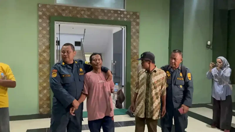 Tauhid (63), seorang petani cabai, malam itu masih mengenakan sepatu boot dan kaus yang tampak lusuh ketika dibawa ke Korem 042/Garuda Putih (Gapu) Jambi, Rabu (2/9/2026) malam.(poto: jambitribun).