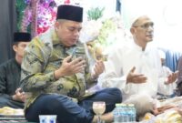 Ketua DPRD Kota Jambi Kemas Faried Alfarelly, S.E., hadir langsung di tengah jamaah bersama Anggota Komisi II DPRD Kota Jambi Rubi Salam.(poto: jambilink.id).