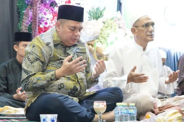 Ketua DPRD Kota Jambi Kemas Faried Alfarelly, S.E., hadir langsung di tengah jamaah bersama Anggota Komisi II DPRD Kota Jambi Rubi Salam.(poto: jambilink.id).