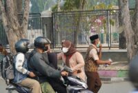 Plt Sekwan DPRD Kota Jambi membagikan masker gratis bersama Pramuka guna melindungi warga dari paparan kabut asap.(poto : jambilink.id).