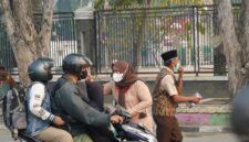 Plt Sekwan DPRD Kota Jambi membagikan masker gratis bersama Pramuka guna melindungi warga dari paparan kabut asap.(poto : jambilink.id).