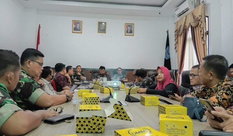 Sekretaris Daerah Merangin Zulhifni memimpin langsung rapat persiapan penerjunan tim tersebut pada Kamis (24/9).(poto: kominfo).