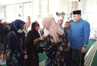 Ketua TP PKK Merangin santuni anak yatim saat peringatan Maulid Nabi Muhammad SAW di Masjid Agung Baitul Makmur.(poto: meranginkab.go.id).