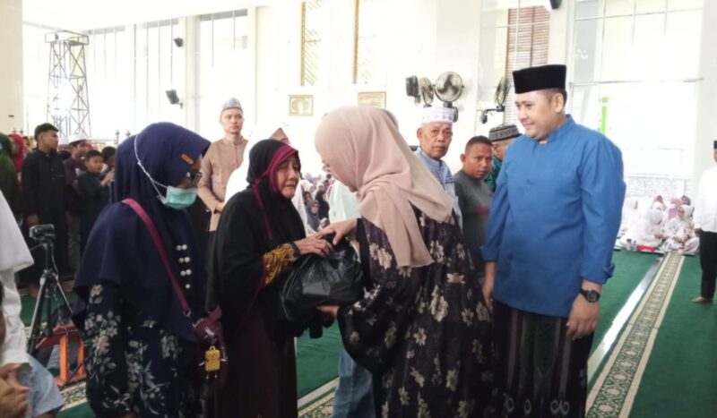 Ketua TP PKK Merangin santuni anak yatim saat peringatan Maulid Nabi Muhammad SAW di Masjid Agung Baitul Makmur.(poto: meranginkab.go.id).