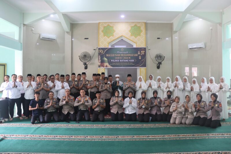 Jajaran Kepolisian Resor Batang Hari menyelenggarakan peringatan Maulid Nabi Muhammad SAW 1448 Hijriah di Masjid Asy Syurthah, Senin (31/8/2026).(poto: tribratanews.jambi).