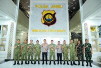Kapolda Jambi Irjen Pol Krisno H Siregar menerima kunjungan silaturahmi pejabat jajaran TNI di ruang kerjanya pada Selasa.(poto: tribratanews.jambi).