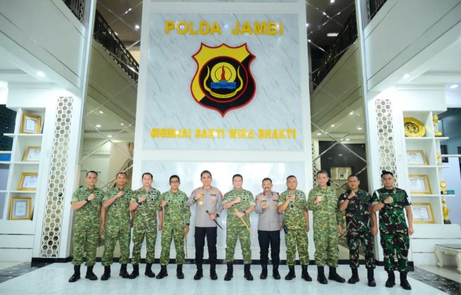 Kapolda Jambi Irjen Pol Krisno H Siregar menerima kunjungan silaturahmi pejabat jajaran TNI di ruang kerjanya pada Selasa.(poto: tribratanews.jambi).