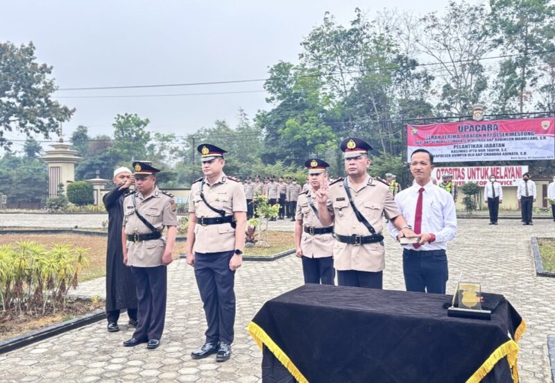 Kapolres Muaro Jambi AKBP Bayu Noormansyah, S.H., S.I.K., M.H., memimpin upacara sertijab Polres Muaro Jambi di Lapangan Apel Kepolisian Resor Muaro Jambi.(poto: tribratanews.jambi).