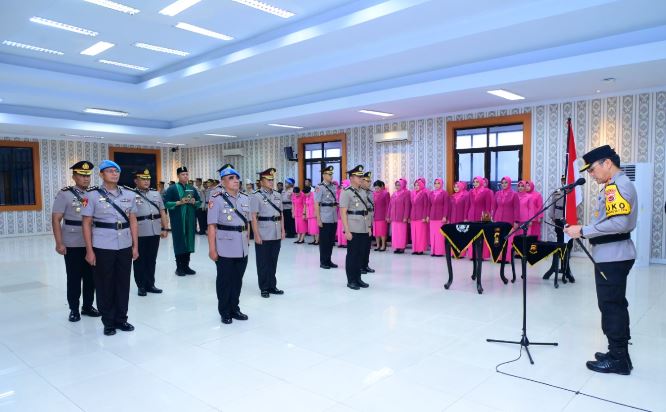 Kapolda Jambi Irjen Pol. Krisno H. Siregar memimpin prosesi sertijab pejabat polda jambi di Aula Lantai 4 Gedung Utama Mapolda Jambi, Kamis (10/9).(poto: tribratanewsjambi).
