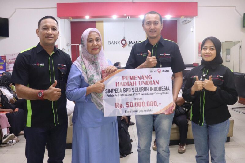 Siti Fatimah, nasabah Bank Jambi SIMPEDA dari KCU Jambi, membawa pulang hadiah uang tunai Rp50 juta.(poto: jambilink.id).