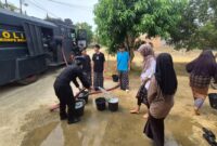 Satuan Brimob Polda Jambi menyalurkan bantuan air bersih polda jambi kepada para santri dan warga di kawasan Muaro Jambi pada Jumat, 11 September 2026.(poto: jambilink.id).