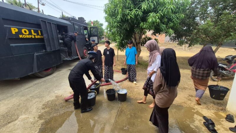 Satuan Brimob Polda Jambi menyalurkan bantuan air bersih polda jambi kepada para santri dan warga di kawasan Muaro Jambi pada Jumat, 11 September 2026.(poto: jambilink.id).