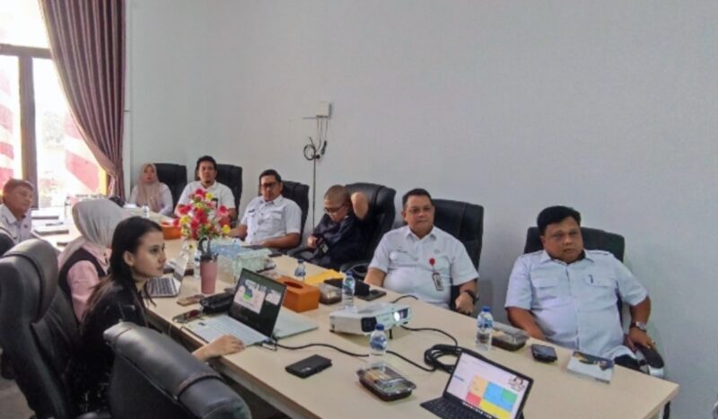 Sekretaris Daerah Merangin, Zulhifni, turun langsung memimpin rapat percepatan pelaksanaan program strategis ini di Ruang Rapat Sekretariat Daerah, Rabu (2/9).(poto: meranginkab).