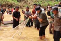 Bupati Merangin H M Syukur bersama Wakil Bupati H A Khafid resmi membuka tradisi Lubuk Larangan Desa Telun di Kecamatan Nalo Tantan pada Rabu (2/9).(poto: meranginkab).
