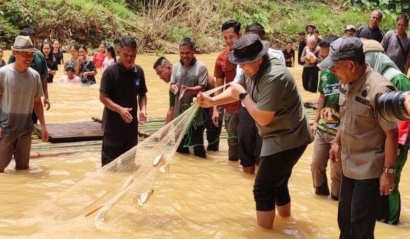 Bupati Merangin H M Syukur bersama Wakil Bupati H A Khafid resmi membuka tradisi Lubuk Larangan Desa Telun di Kecamatan Nalo Tantan pada Rabu (2/9).(poto: meranginkab).
