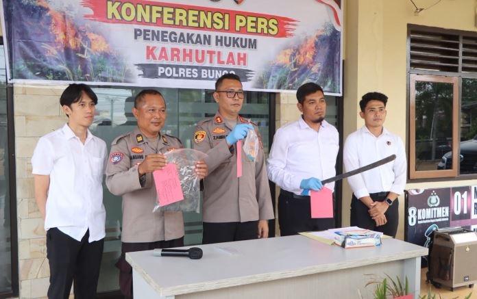 Polres Bungo menangkap pria asal Riau terkait pengungkapan kasus pembakaran lahan sawit di Pauh Agung.(poto: jambilink.id).