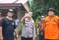 Bupati Merangin M. Syukur meninjau langsung lokasi kebakaran hutan dan lahan di kawasan Bukit Telasih, Kecamatan Muara Siau, Kamis (17/9).(poto: kominfo).