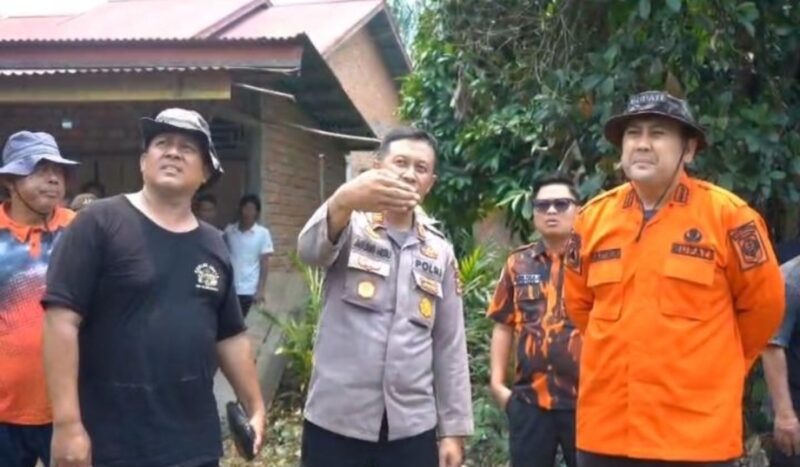 Bupati Merangin M. Syukur meninjau langsung lokasi kebakaran hutan dan lahan di kawasan Bukit Telasih, Kecamatan Muara Siau, Kamis (17/9).(poto: kominfo).