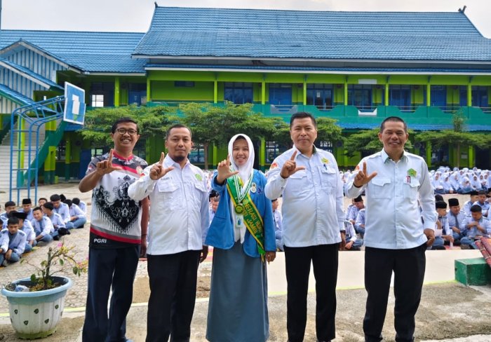 Siswi MAN 1 Sungai Penuh, Moza Suci Wulandari(tengah), sukses menembus jajaran Top 5 Best Project Pra-JGH dalam ajang Duta Generasi Hijau Provinsi Jambi.(poto: MAN 1 Sungai Penuh).