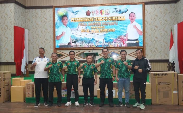 Gubernur Jambi Dr. H. Al Haris, S.Sos., M.H. membuka Turnamen Tenis Danrem Cup Se-Sumatera Tahun 2026 pada Jumat malam (25/9/2026).(poto: istimewa).