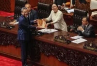 Ketua DPR Puan Maharani (kedua kanan) menerima berkas pendapat akhir dari Menteri Keuangan Suahasil Nazara (kiri) pada Rapat Paripurna DPR RI ke-7 Masa Persidangan I Tahun Sidang 2026-2027 di Kompleks Parlemen, Senayan, Jakarta, Selasa (29/9/2026).(poto: inilah.com).