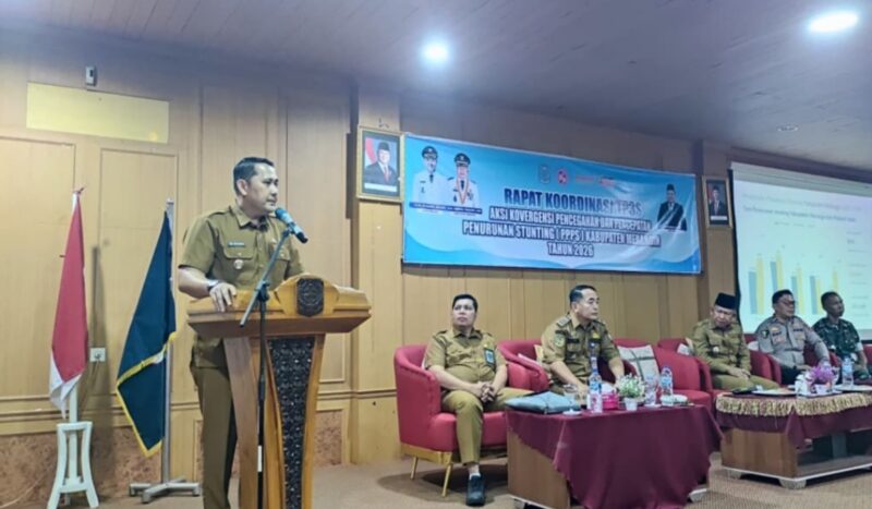 Bupati Merangin M. Syukur dalam Rapat Koordinasi Penguatan Aksi Konvergensi Percepatan Penurunan Stunting 2026 di Aula Depati Payung Bappeda, Selasa (13/10).(poto: kominfo).