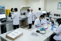 Aktivitas tenaga medis di laboratorium RSUD Raden Mattaher yang membuka peluang KSO untuk tingkatkan layanan kesehatan.(ilustrasi poto: AI).