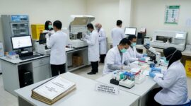 Aktivitas tenaga medis di laboratorium RSUD Raden Mattaher yang membuka peluang KSO untuk tingkatkan layanan kesehatan.(ilustrasi poto: AI).
