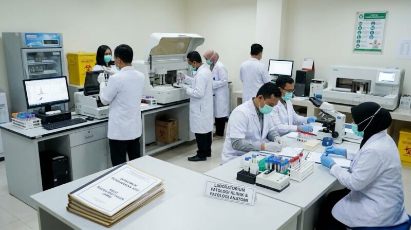 Aktivitas tenaga medis di laboratorium RSUD Raden Mattaher yang membuka peluang KSO untuk tingkatkan layanan kesehatan.(ilustrasi poto: AI).