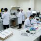 Aktivitas tenaga medis di laboratorium RSUD Raden Mattaher yang membuka peluang KSO untuk tingkatkan layanan kesehatan.(ilustrasi poto: AI).
