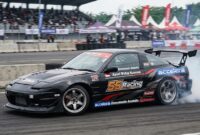 Ilustrasi: Aksi Nissan 180SX V8 bertenaga 680 dk milik drifter Ayuni Widya Kusuma saat bermanuver di lintasan kompetisi drifting.(poto: AI).