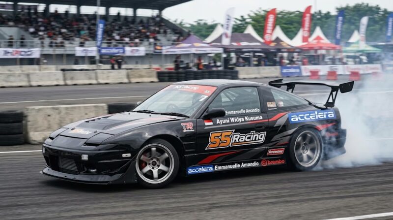 Ilustrasi: Aksi Nissan 180SX V8 bertenaga 680 dk milik drifter Ayuni Widya Kusuma saat bermanuver di lintasan kompetisi drifting.(poto: AI).
