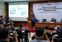 Ilustrasi : Ketua KPK Setyo Budiyanto memaparkan hasil SPI Pendidikan 2026 yang naik menjadi 73,30 di Gedung Juang, Jakarta.(poto: AI).