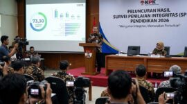 Ilustrasi : Ketua KPK Setyo Budiyanto memaparkan hasil SPI Pendidikan 2026 yang naik menjadi 73,30 di Gedung Juang, Jakarta.(poto: AI).