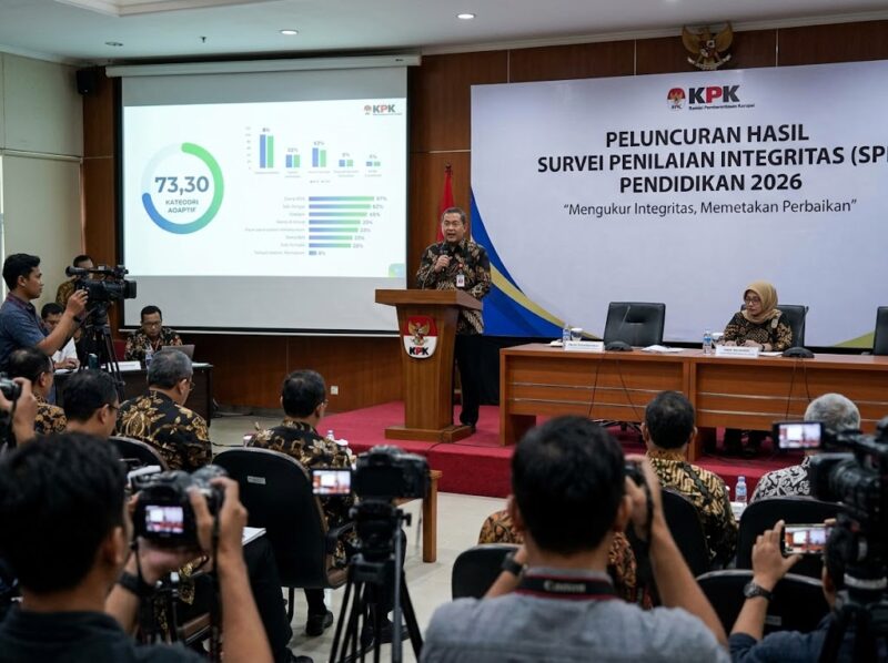Ilustrasi : Ketua KPK Setyo Budiyanto memaparkan hasil SPI Pendidikan 2026 yang naik menjadi 73,30 di Gedung Juang, Jakarta.(poto: AI).